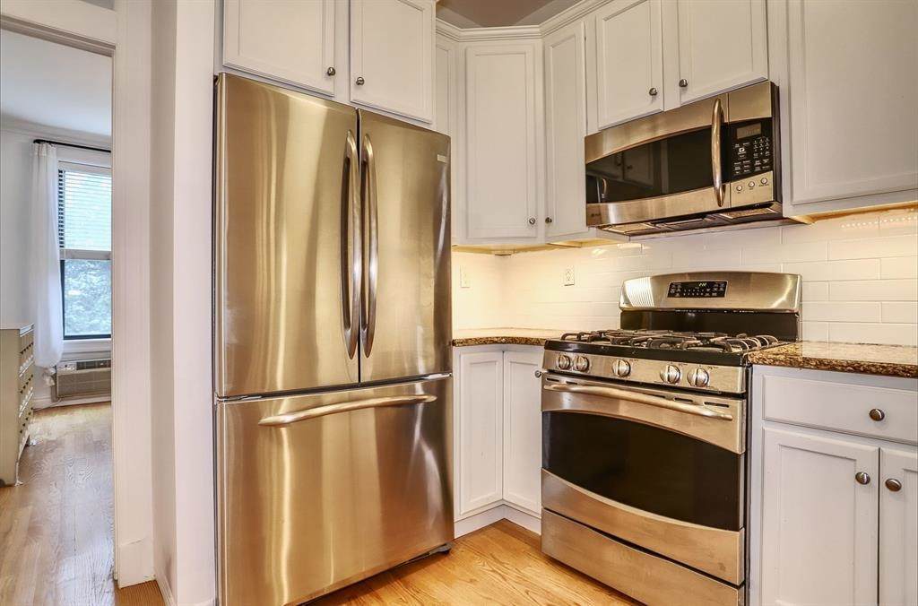 1122 Hudson St - Photo 1