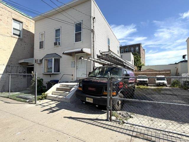 920-922 21ST ST - Photo 1