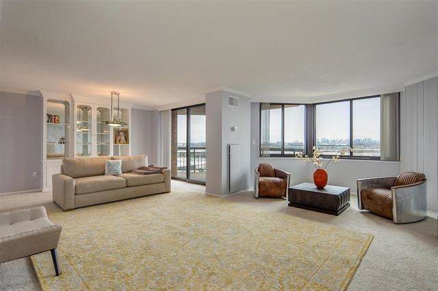 807 Harmon Cove Tower - Photo 1