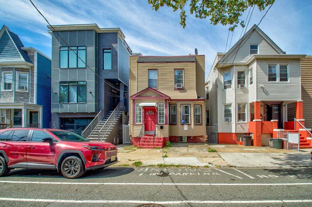 25 Romaine Ave - Photo 1