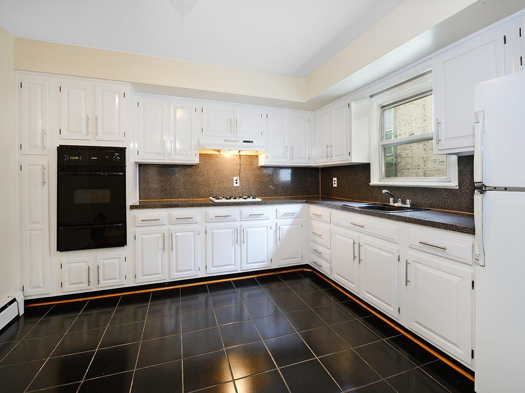 138 Zabriskie St - Photo 1