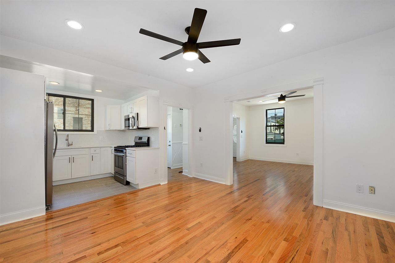 2907 Summit Ave - Photo 1