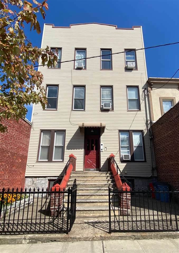 718 8TH ST - Photo 1