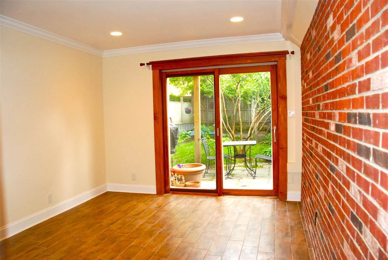 215 York St - Photo 1