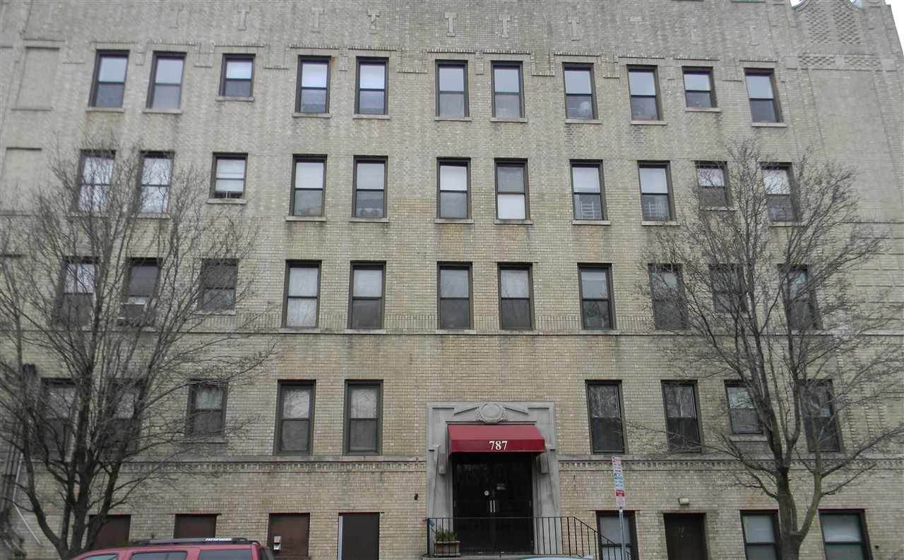 787 Summit Ave - Photo 1