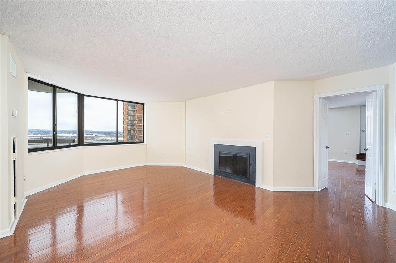 1214 Harmon Cove Tower - Photo 1