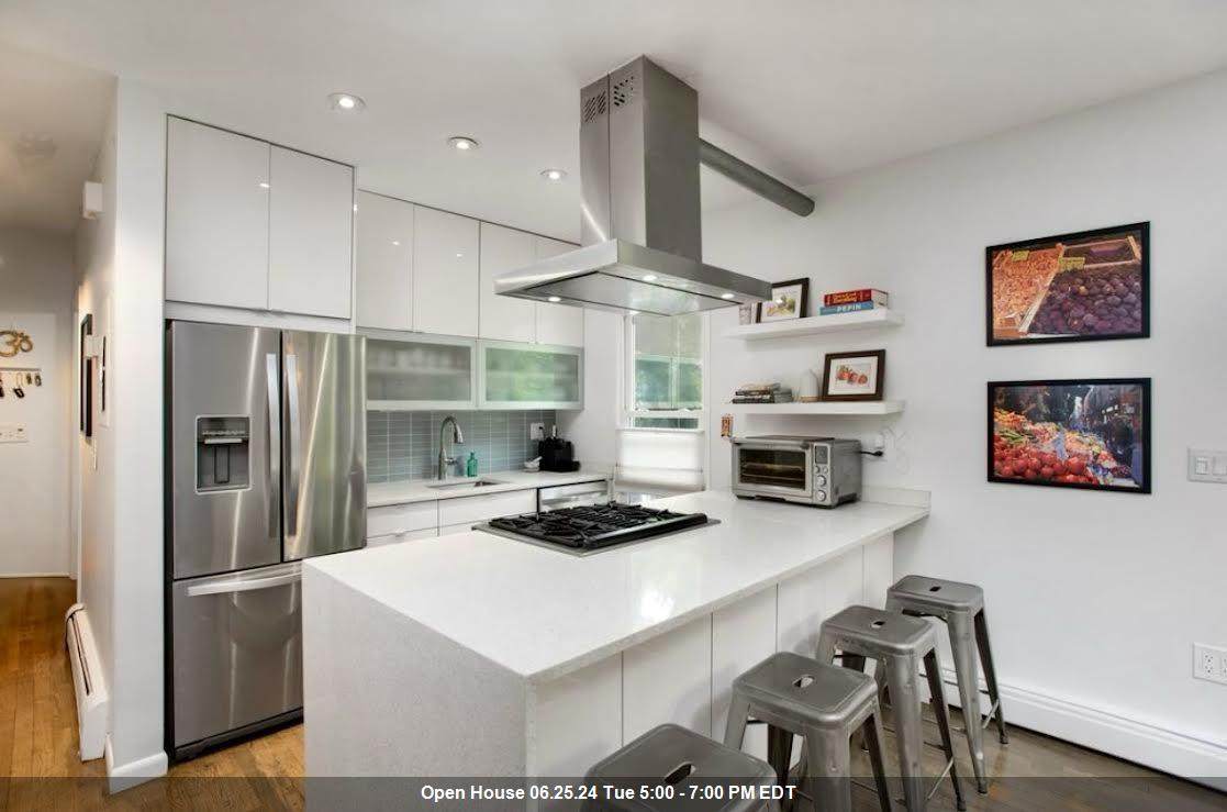 389 York St - Photo 1