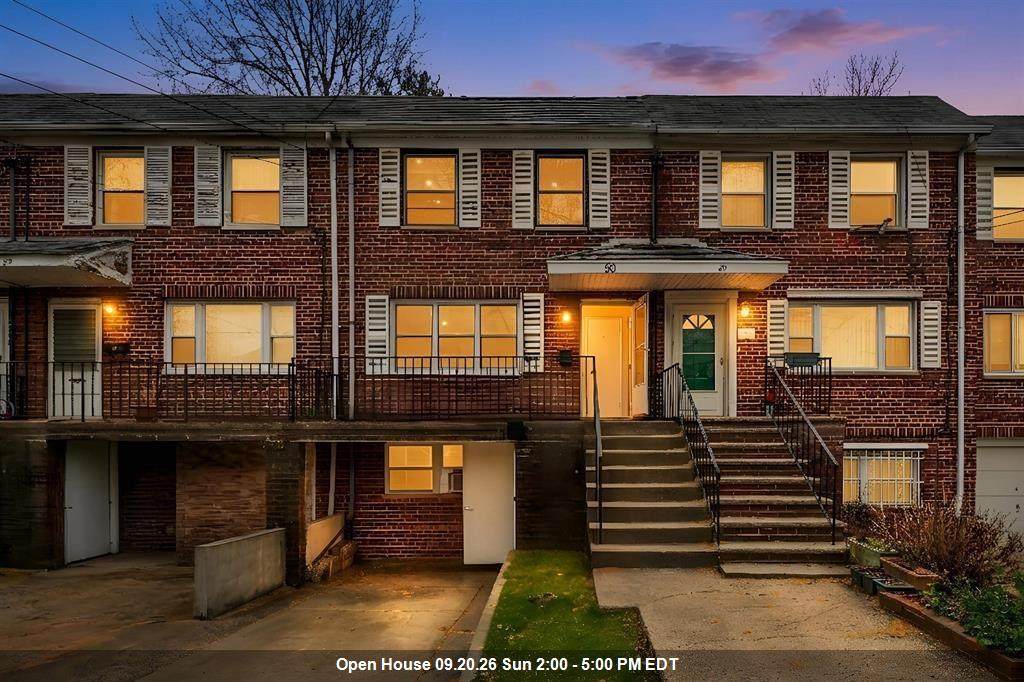 54 College St - Photo 1