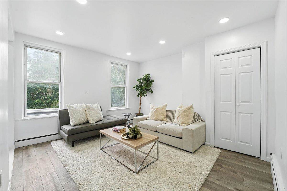 283 Griffith St - Photo 1