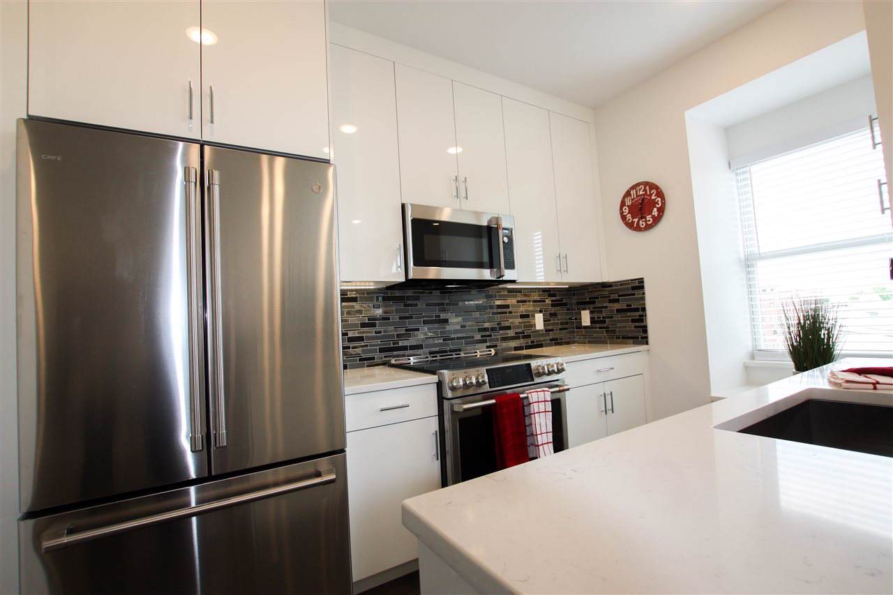 972 Summit Ave - Photo 1