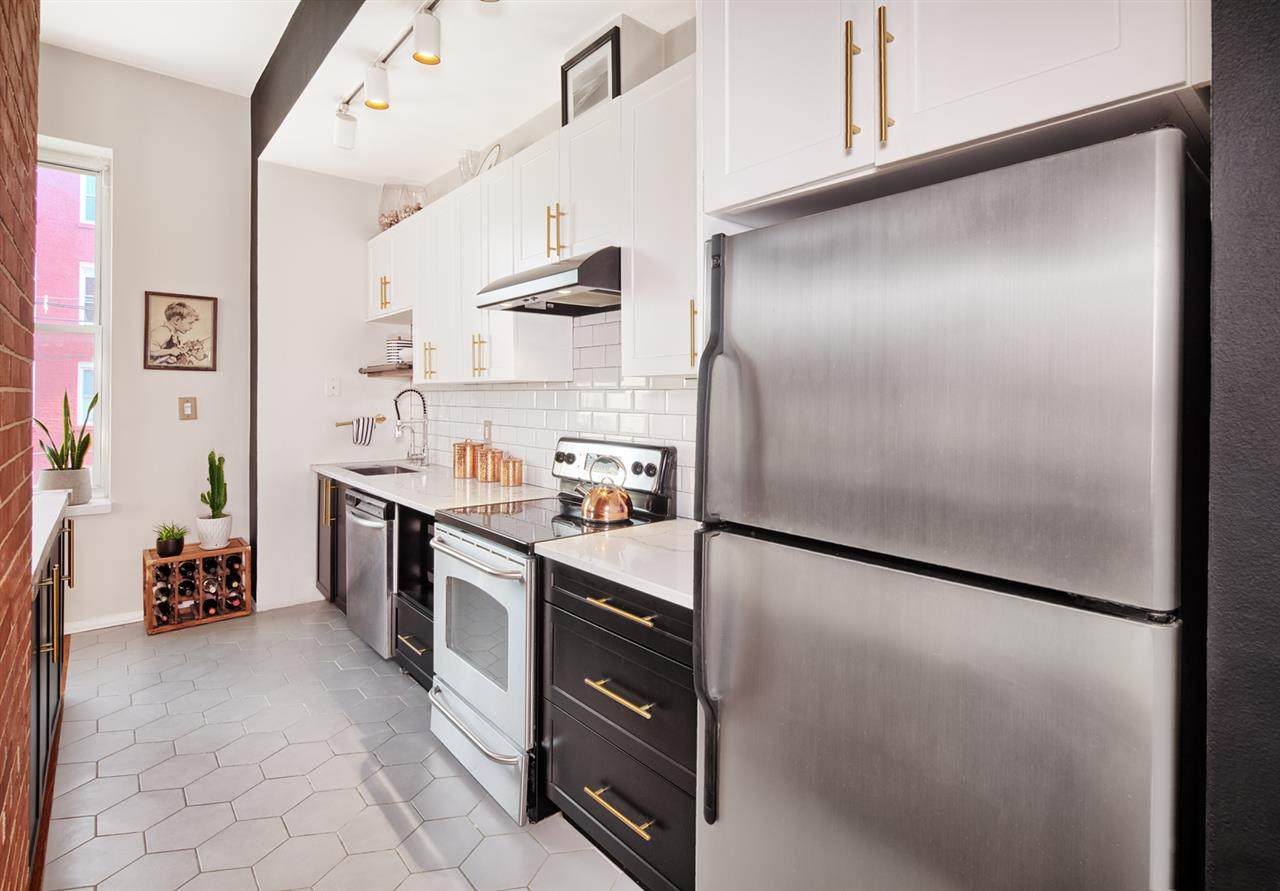 222 Grand St - Photo 1