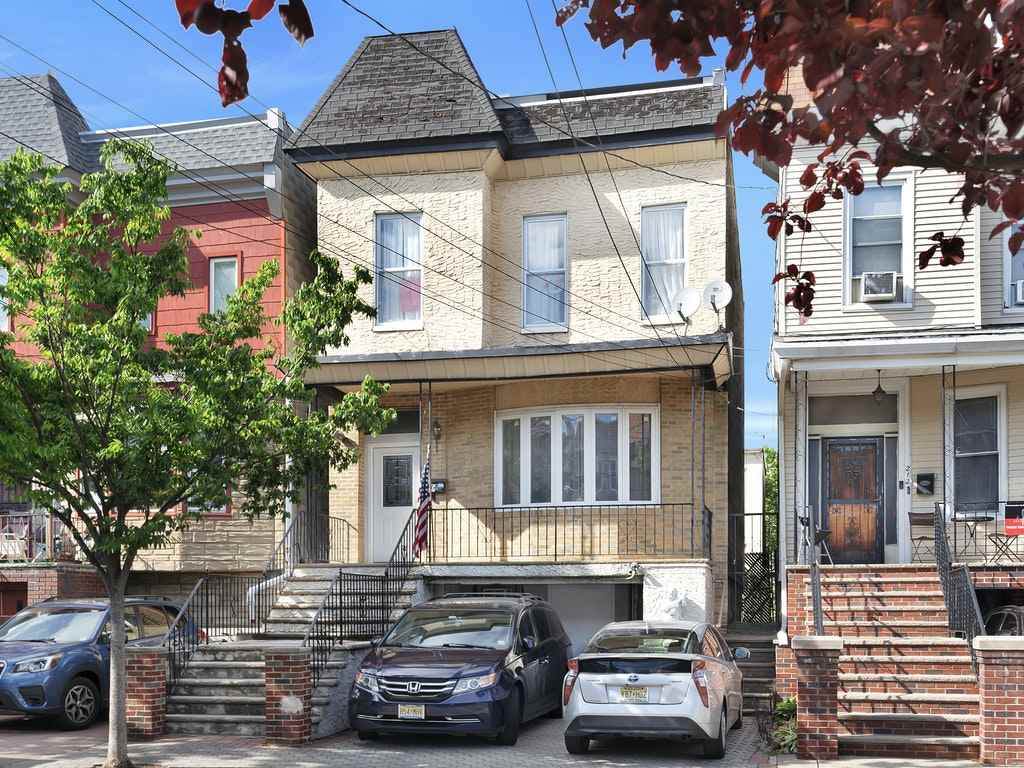 214 Jane St - Photo 1