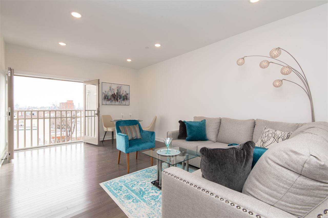 974 Summit Ave - Photo 1