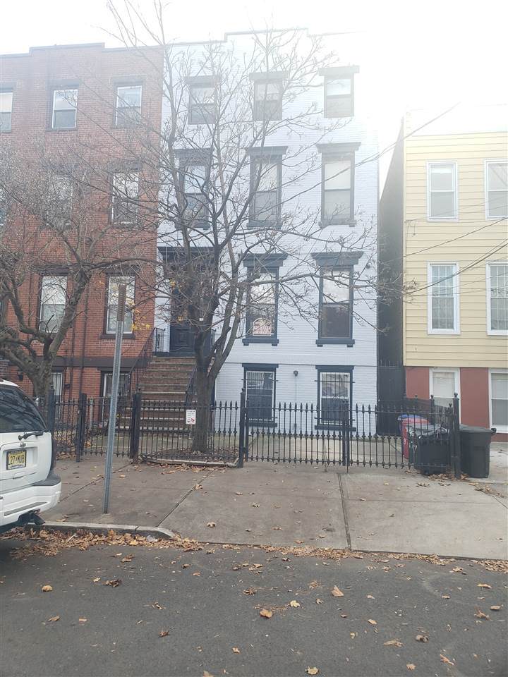 37 Waverly St - Photo 1