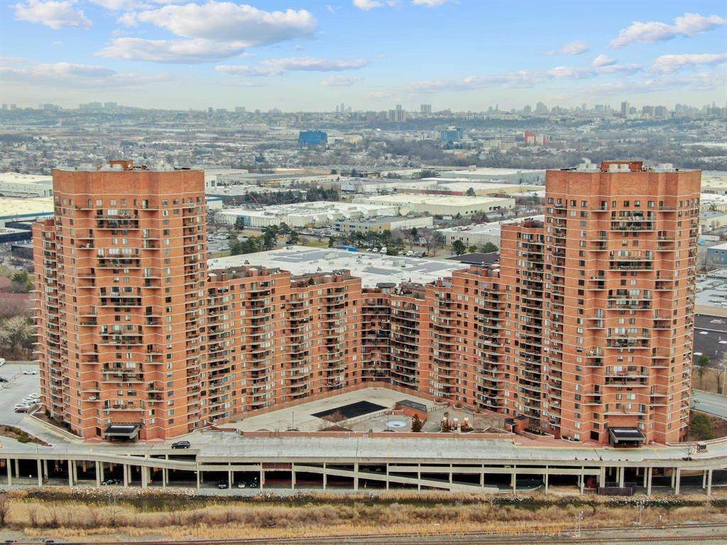 811 Harmon Cove Tower - Photo 1