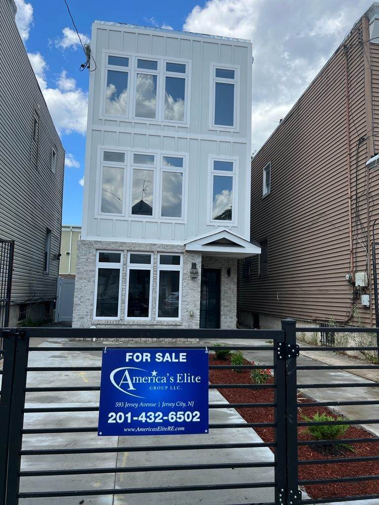 225 Freeman Ave - Photo 1