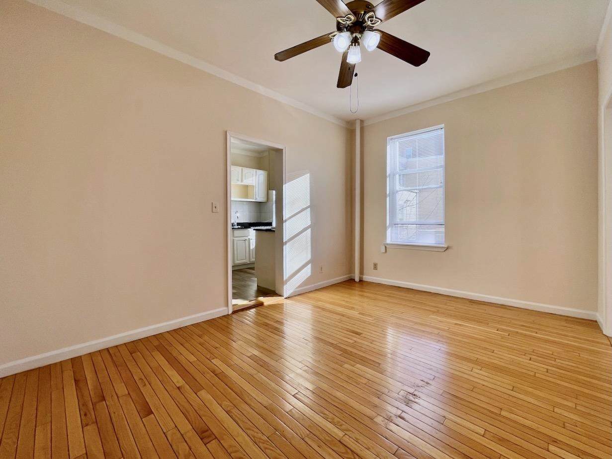 1614 Summit Ave - Photo 1