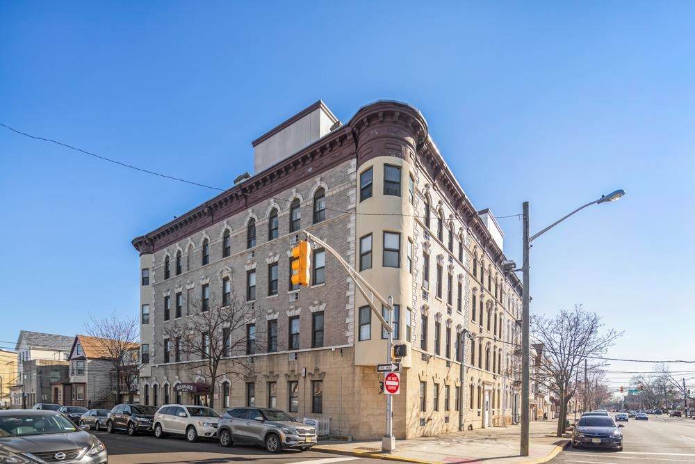518-524 Kennedy Blvd - Photo 1