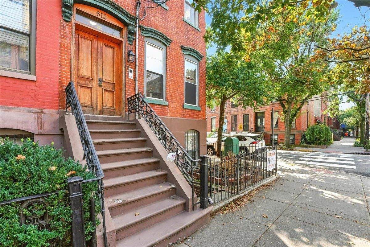 612 Jersey Ave - Photo 1