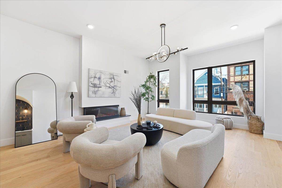 81 Lexington Ave - Photo 1