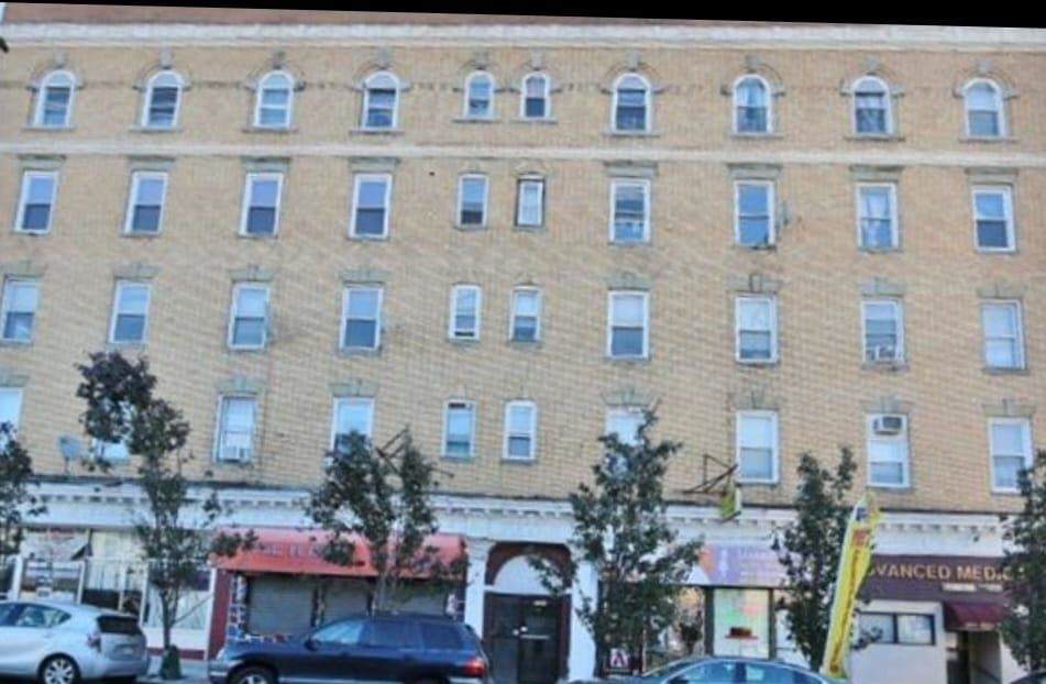 1614 Summit Ave - Photo 1