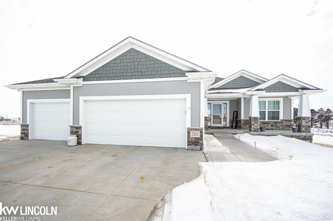 712 Linden Circle - Photo 1