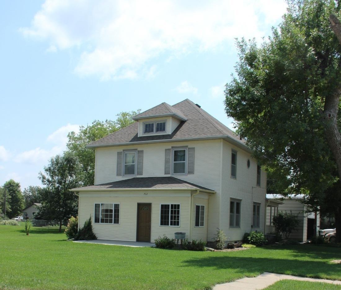 712 Maple - Photo 1