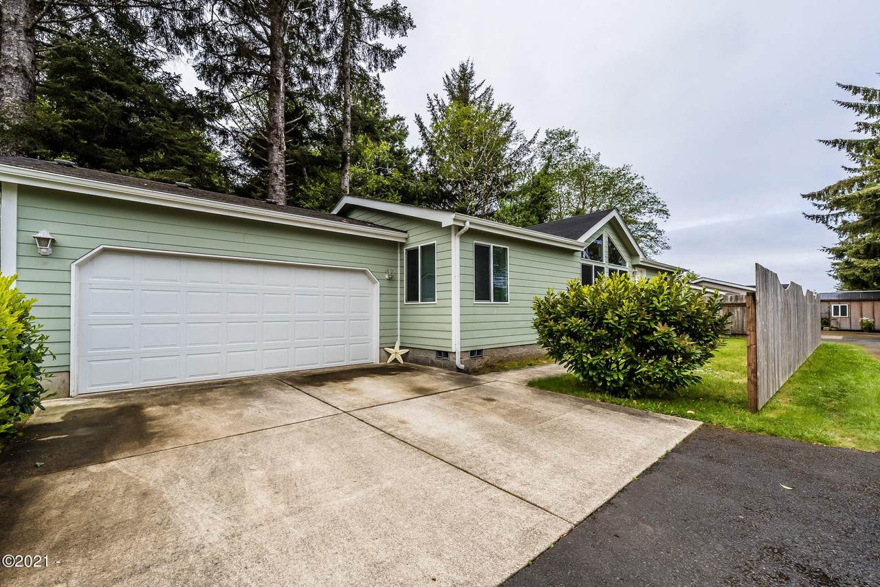 685 Indian Trail Ave - Photo 1