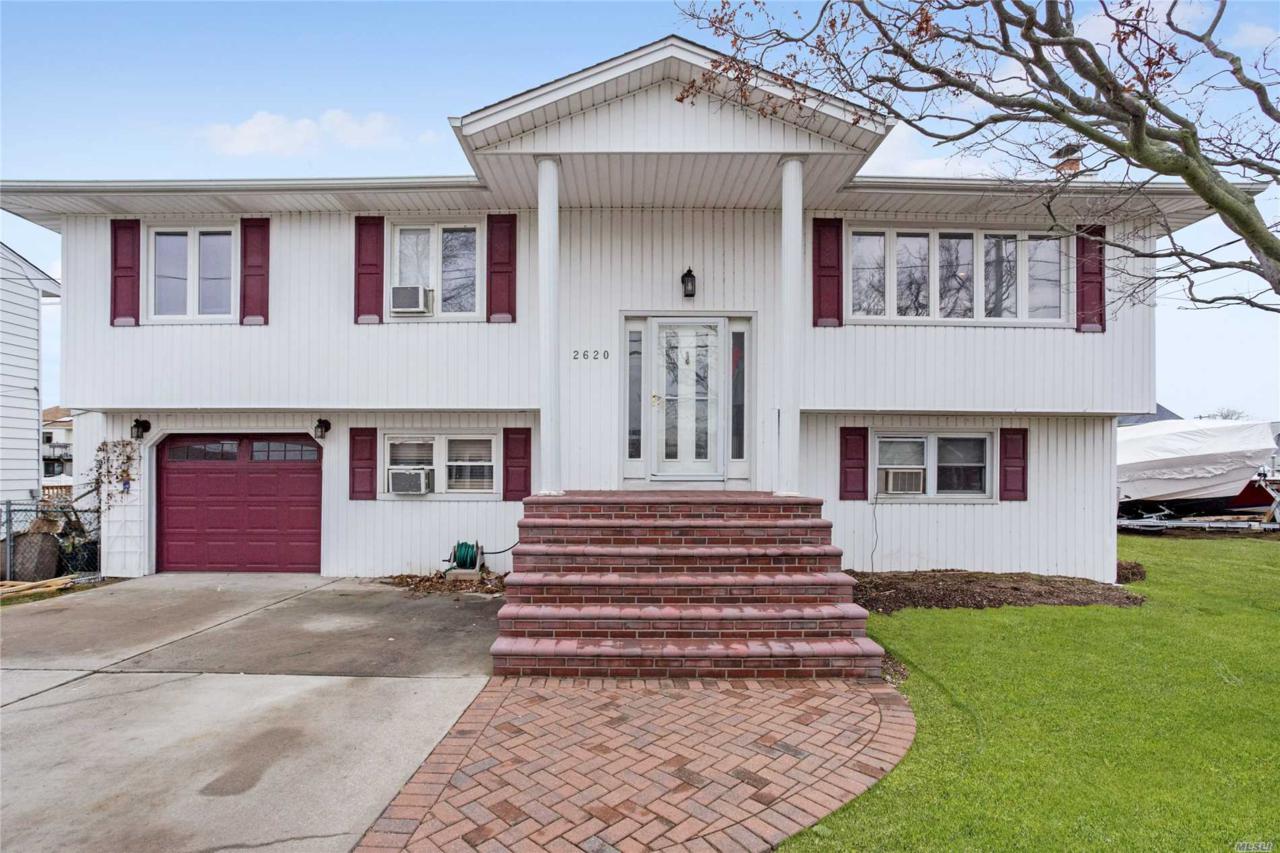 2620 Peconic Ave - Photo 1