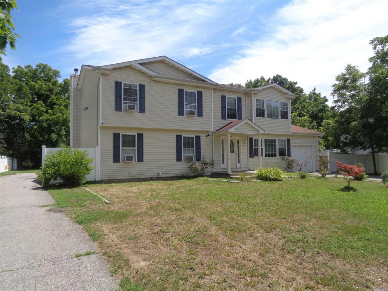 1641 Heckscher Ave - Photo 1