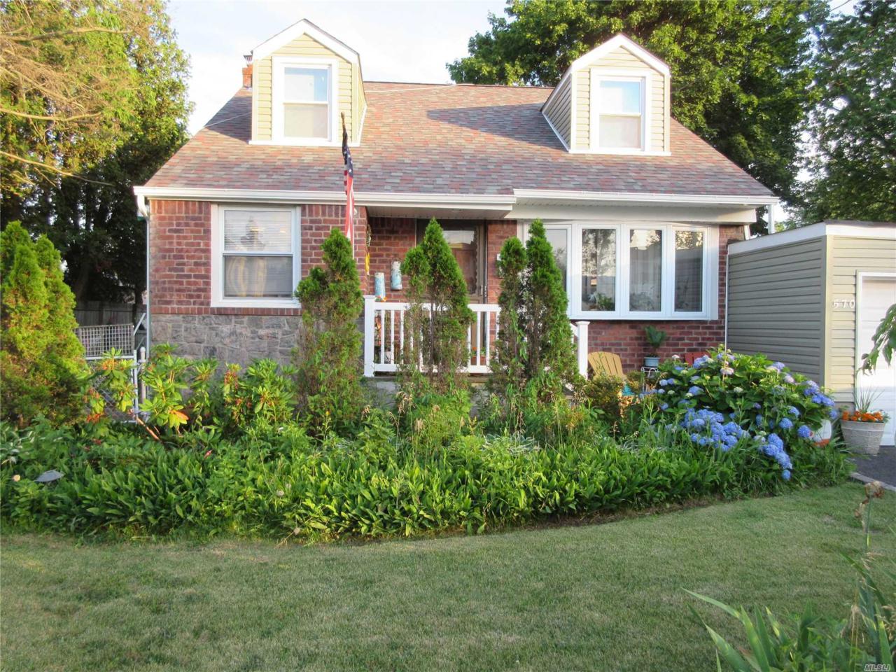 570 Lowell St - Photo 1