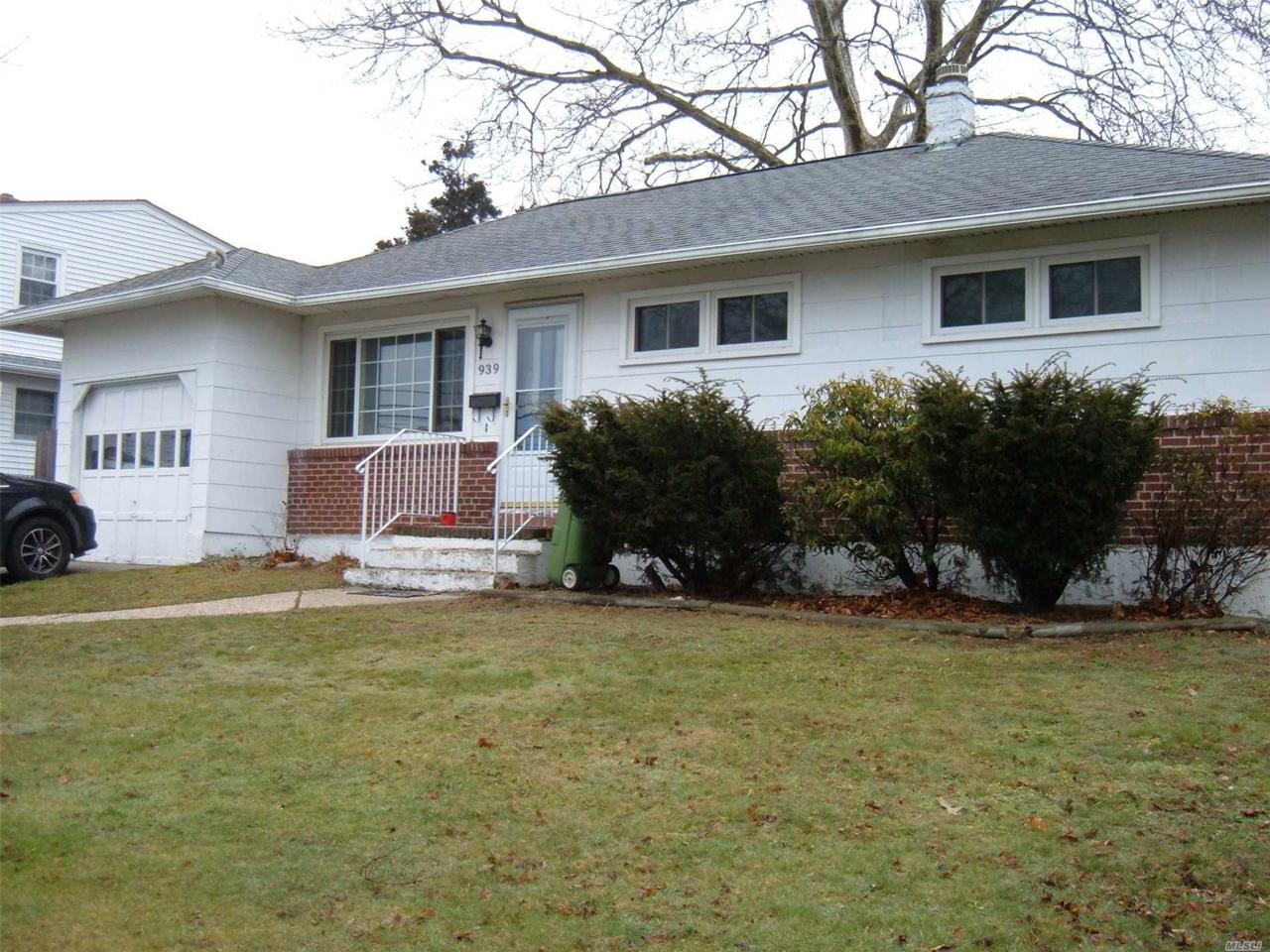 939 Broome Ave - Photo 1