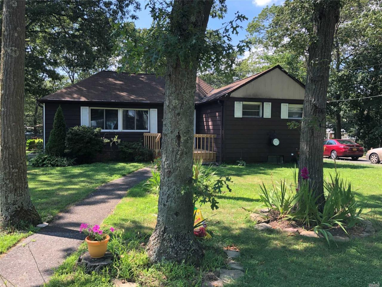 220 Mohican Ave - Photo 1