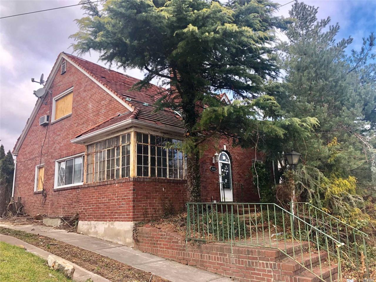 10-12 160 St - Photo 1