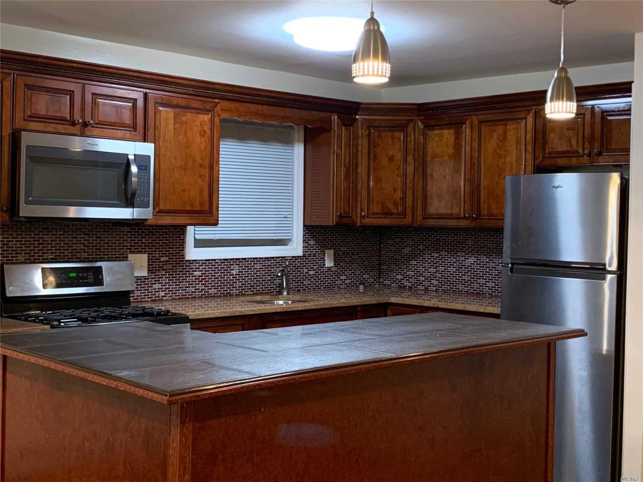 87 166 St - Photo 1