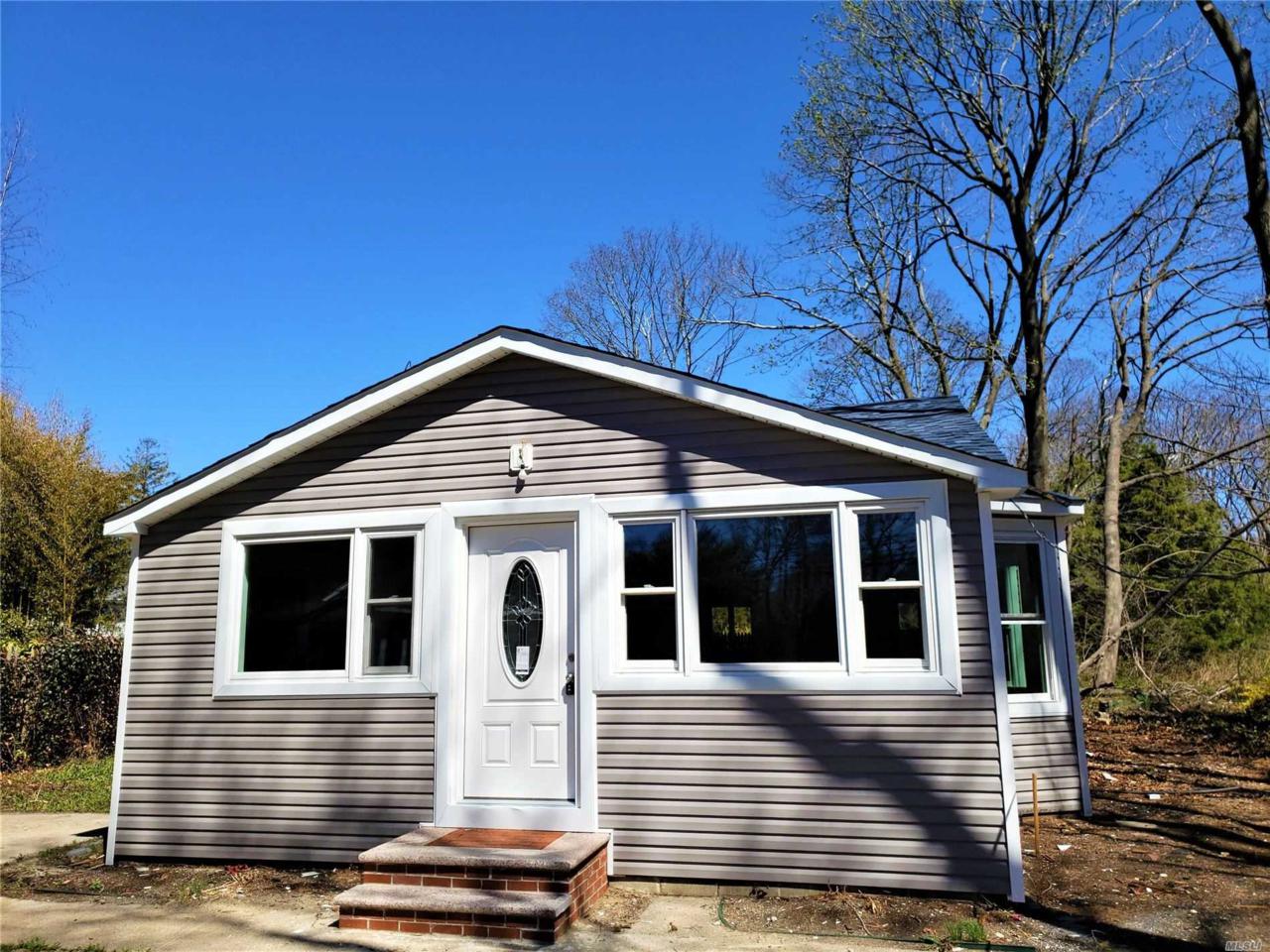 405 Middle Rd - Photo 1