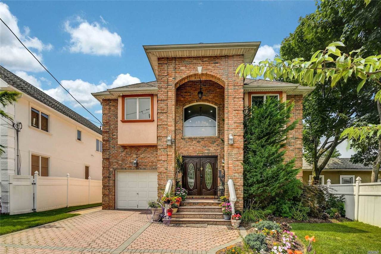 233 Smith St - Photo 1