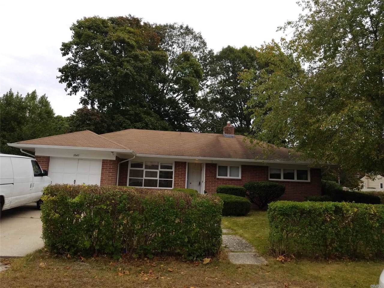 1045 Thompson Dr - Photo 1