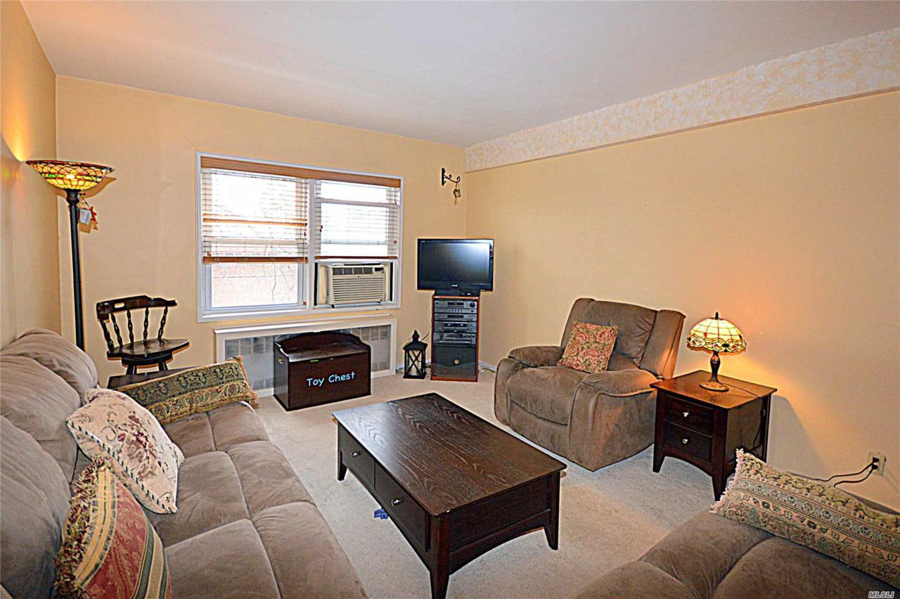 195 Village Ave - Photo 1