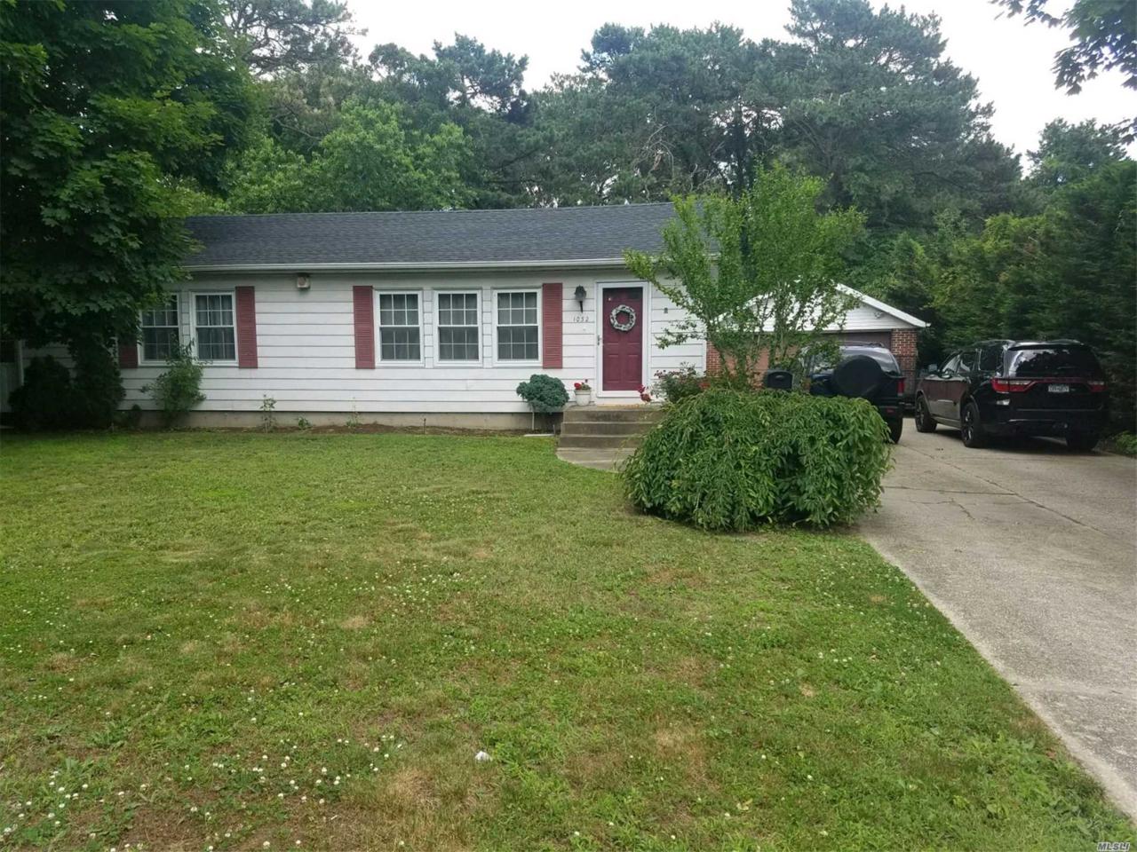 1032 Howells Rd - Photo 1
