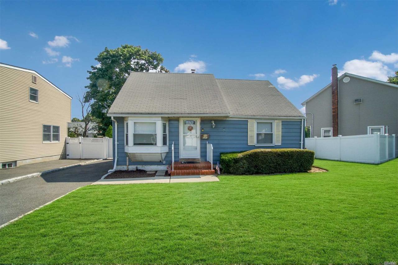 221 Pershing Ave - Photo 1