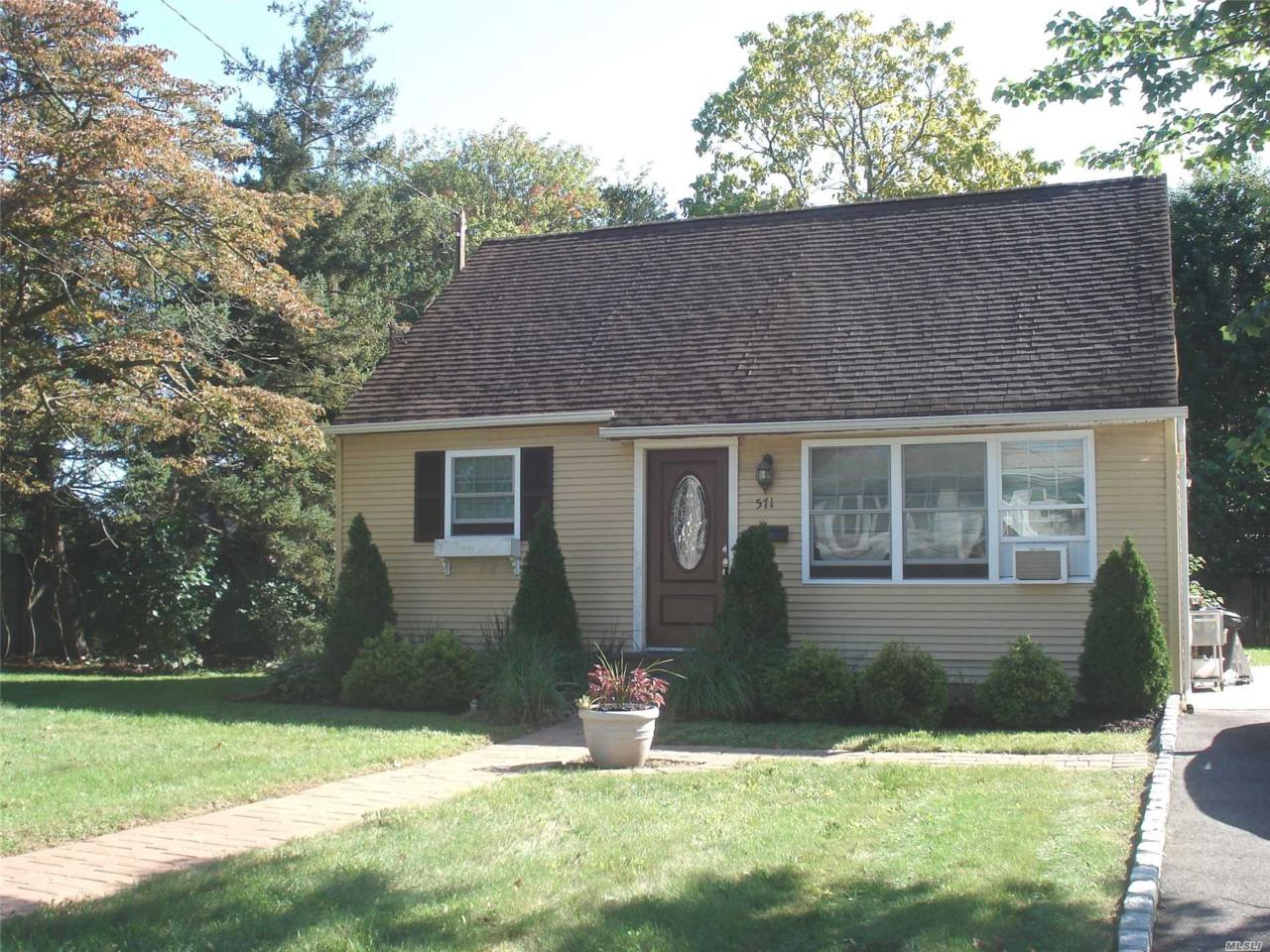 571 Empire Ave - Photo 1