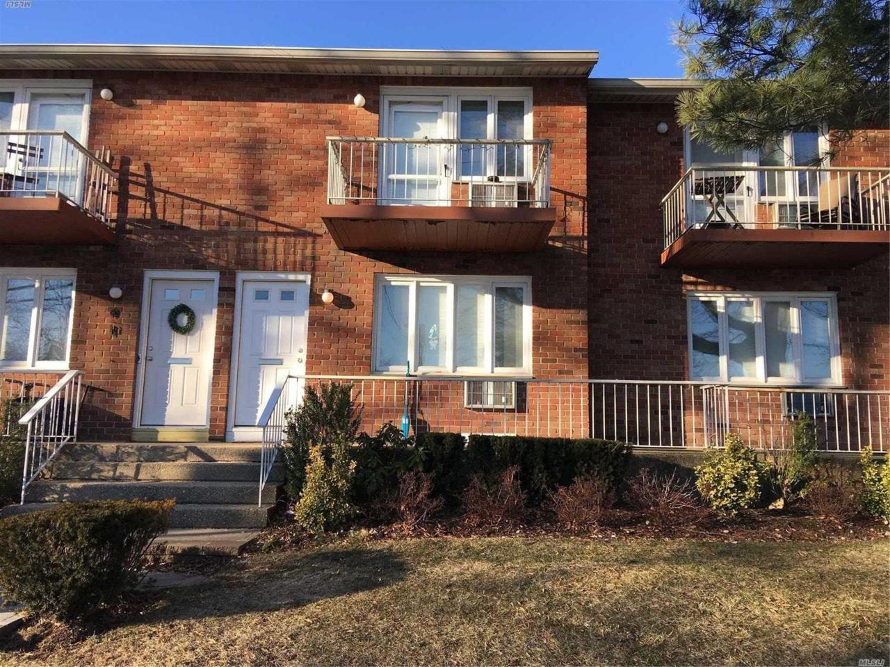 141 Manorhaven Blvd - Photo 1