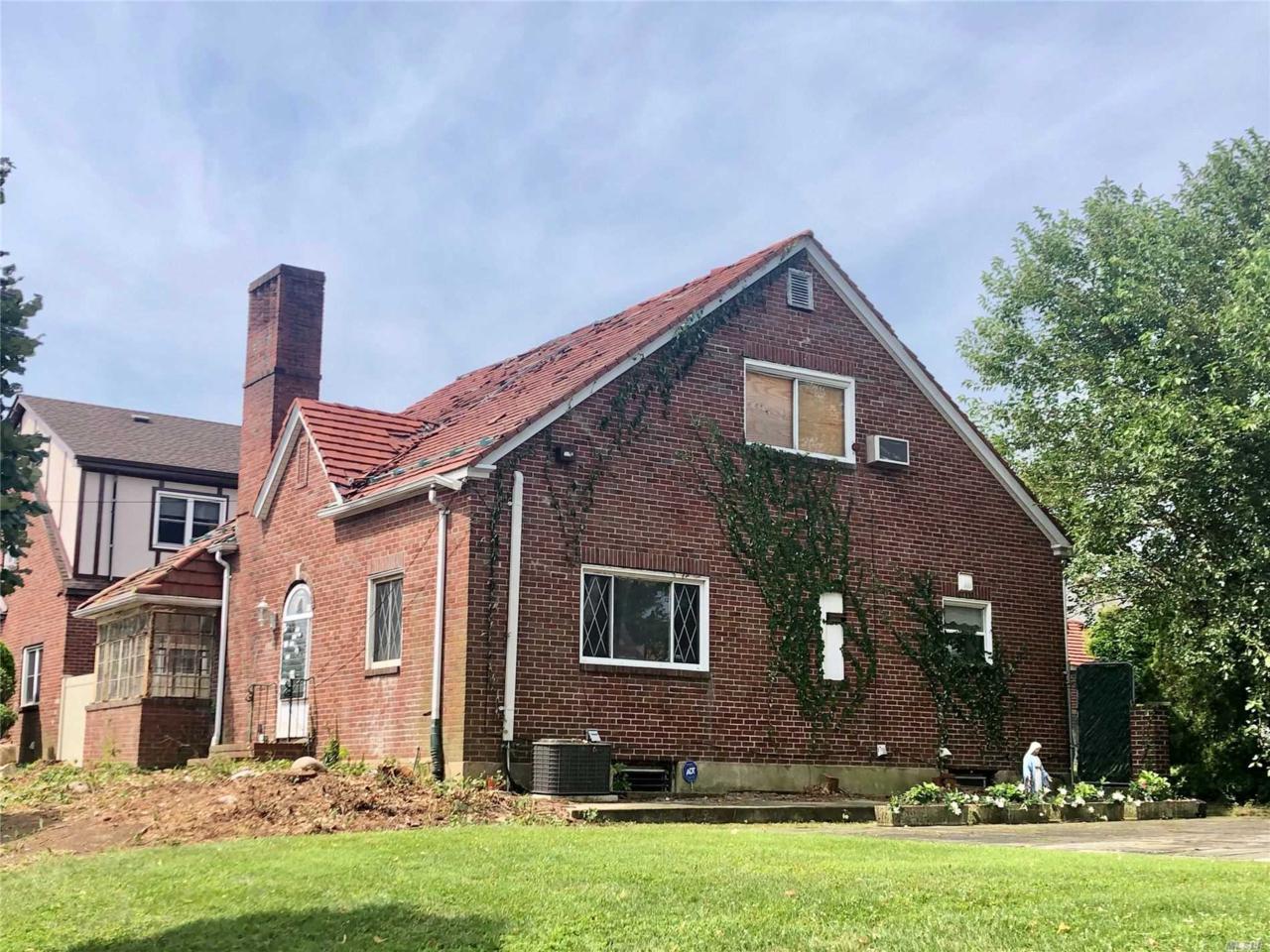 10-12 160 St - Photo 1