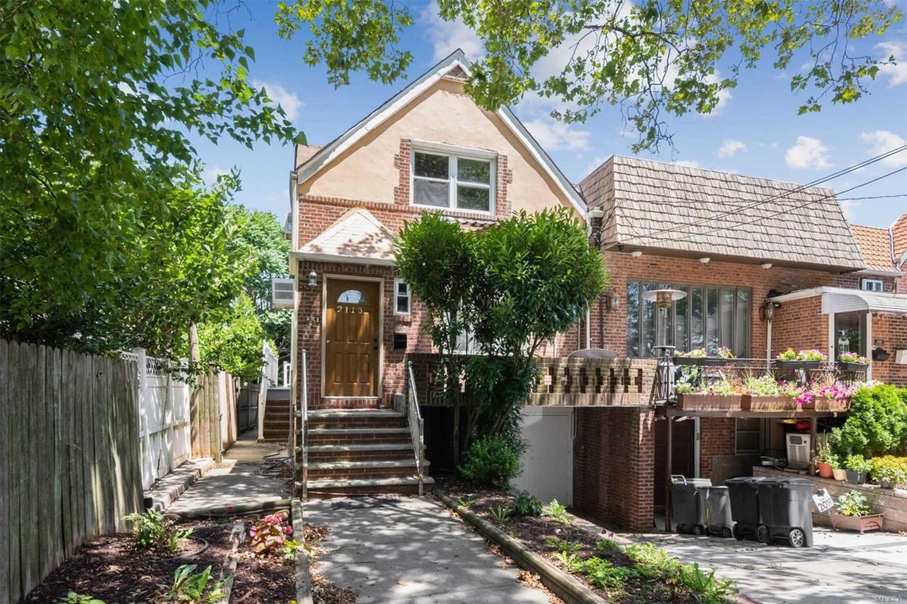 2113 33rd St - Photo 1