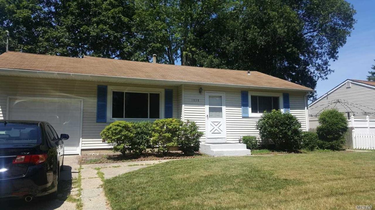 1038 Manor Ln - Photo 1
