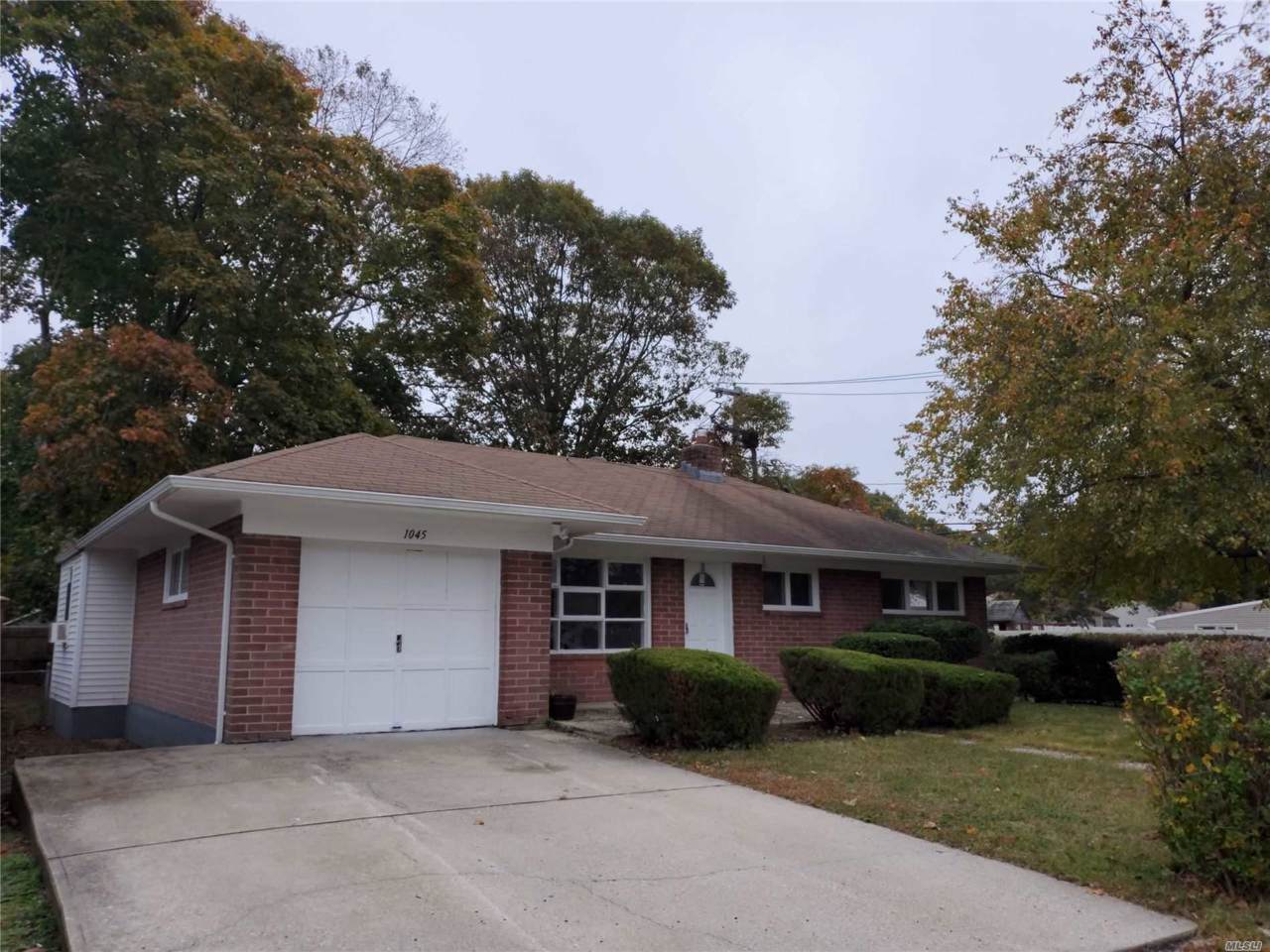 1045 Thompson Dr - Photo 1