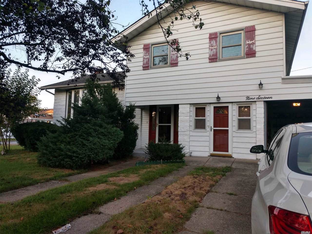 916 Park Ln - Photo 1
