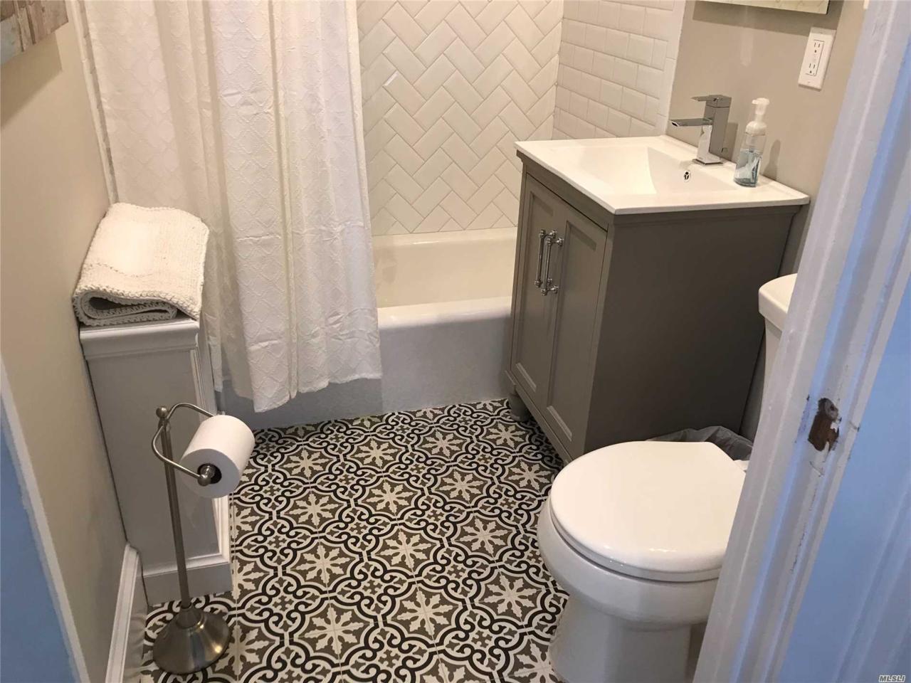 129 Hewlett Ave - Photo 1