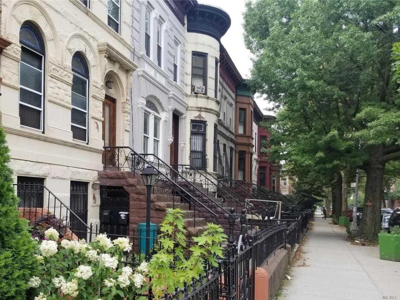 564 Jefferson Ave - Photo 1
